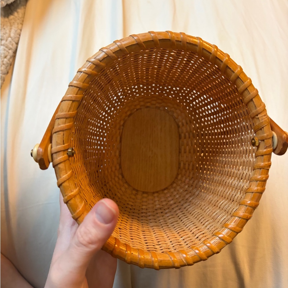 Small Nantucket Basket, excellent condition — see photos for size reference - Picture 3 of 9